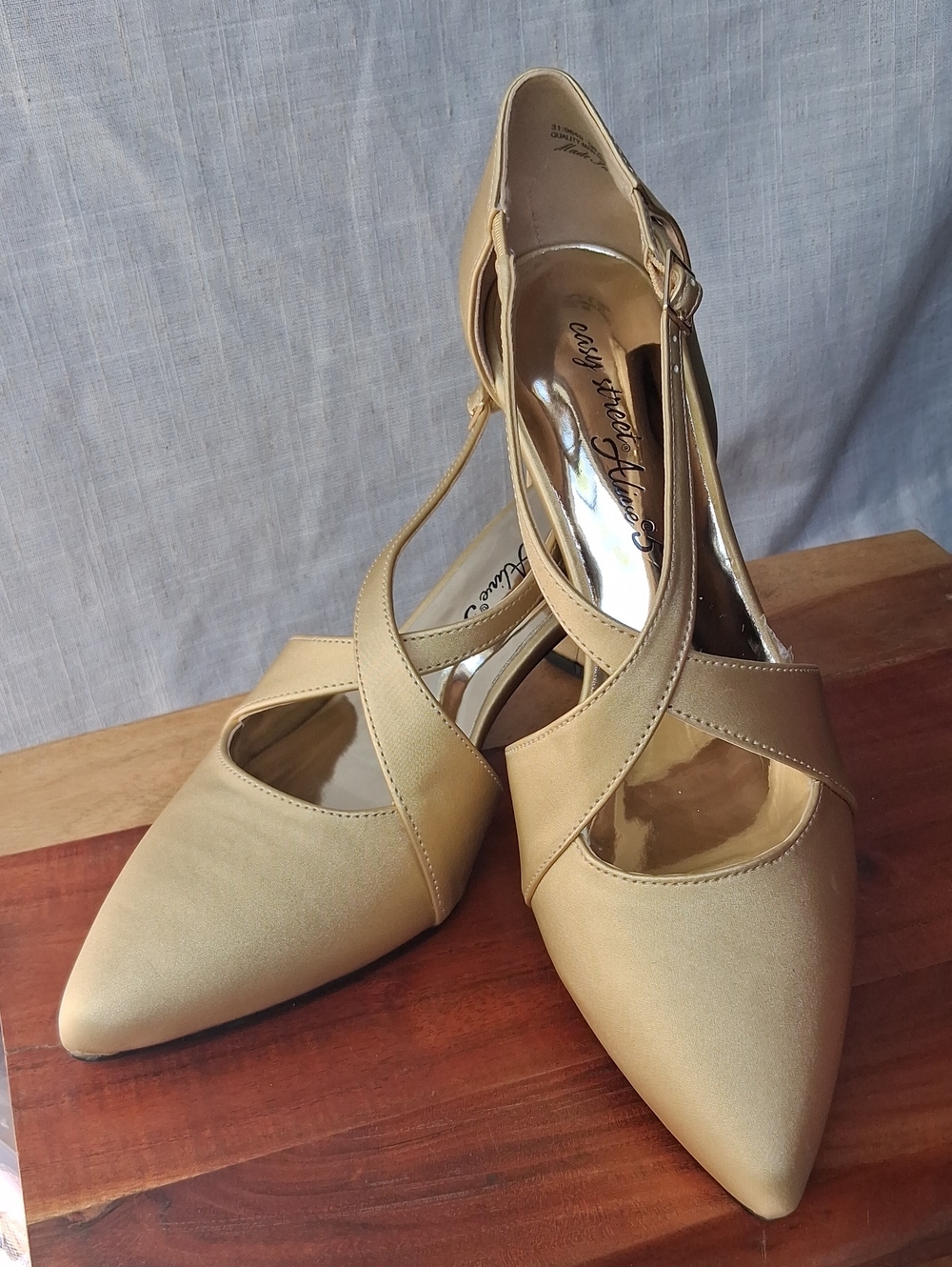 easy street Gold Satin Pointed-Toe Cross-Strap Heels 9 Dance